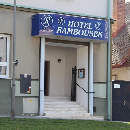 Hotel Rambousek โนเว เมสตู นอด เมตูยี ภายนอก รูปภาพ