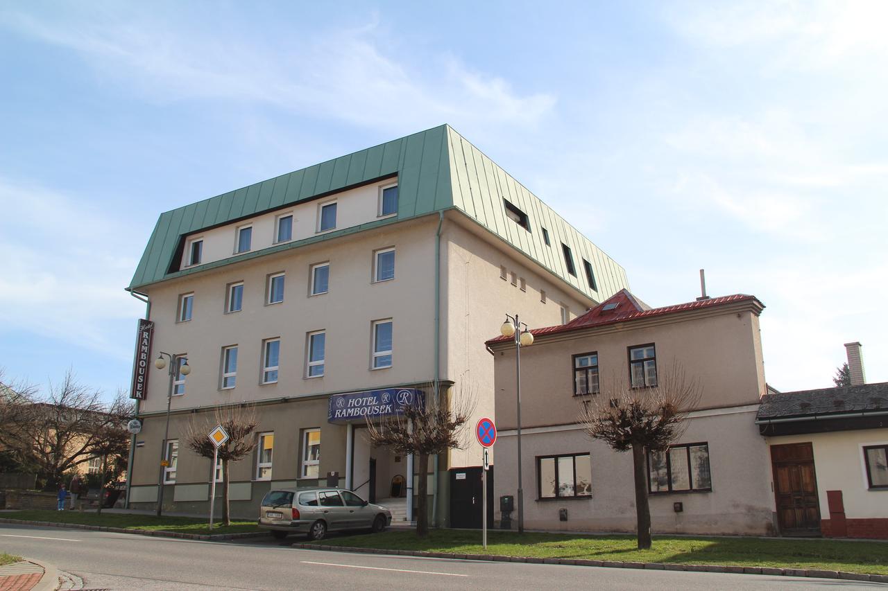 Hotel Rambousek โนเว เมสตู นอด เมตูยี ภายนอก รูปภาพ